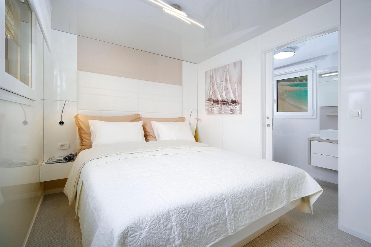 Glamping Tents And Mobile Homes Trasorka Veli Lošinj Exteriör bild