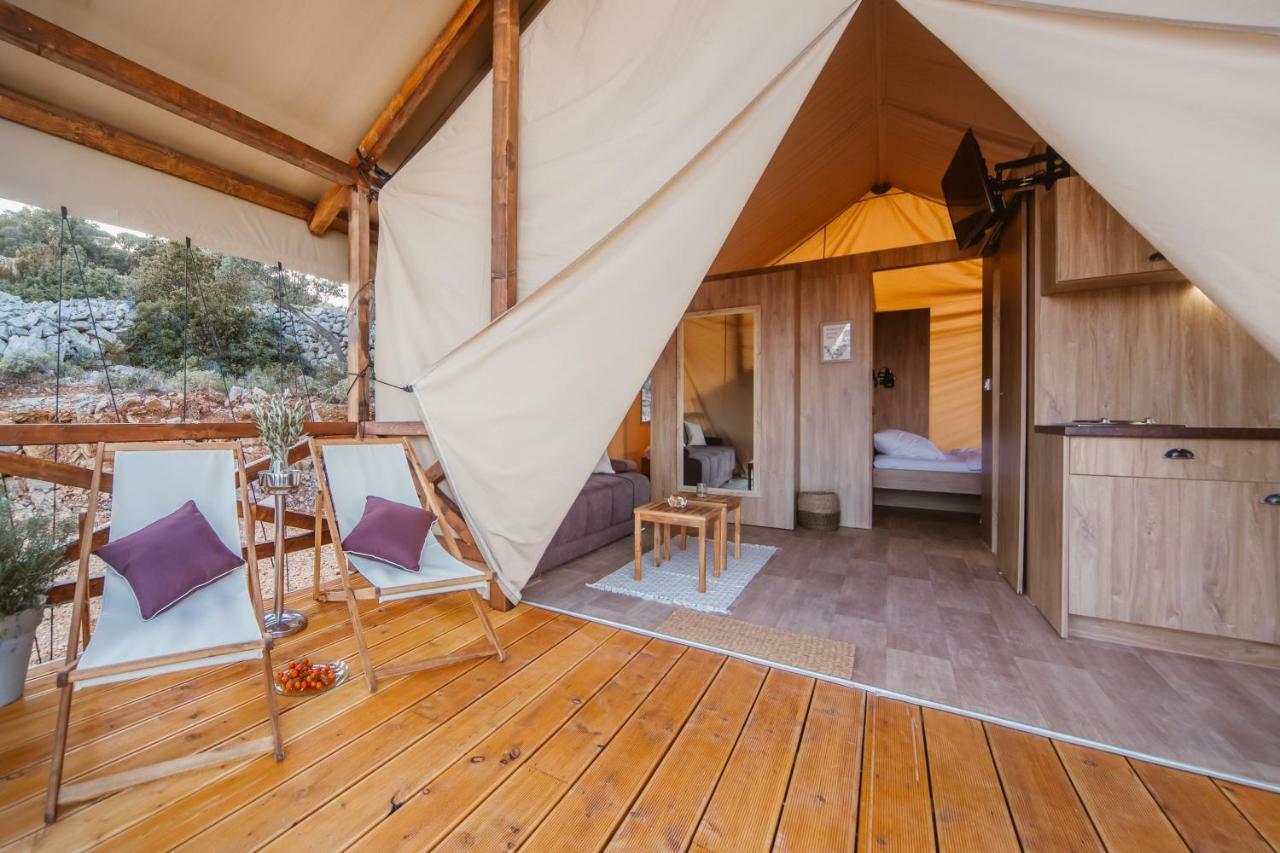 Glamping Tents And Mobile Homes Trasorka Veli Lošinj Exteriör bild