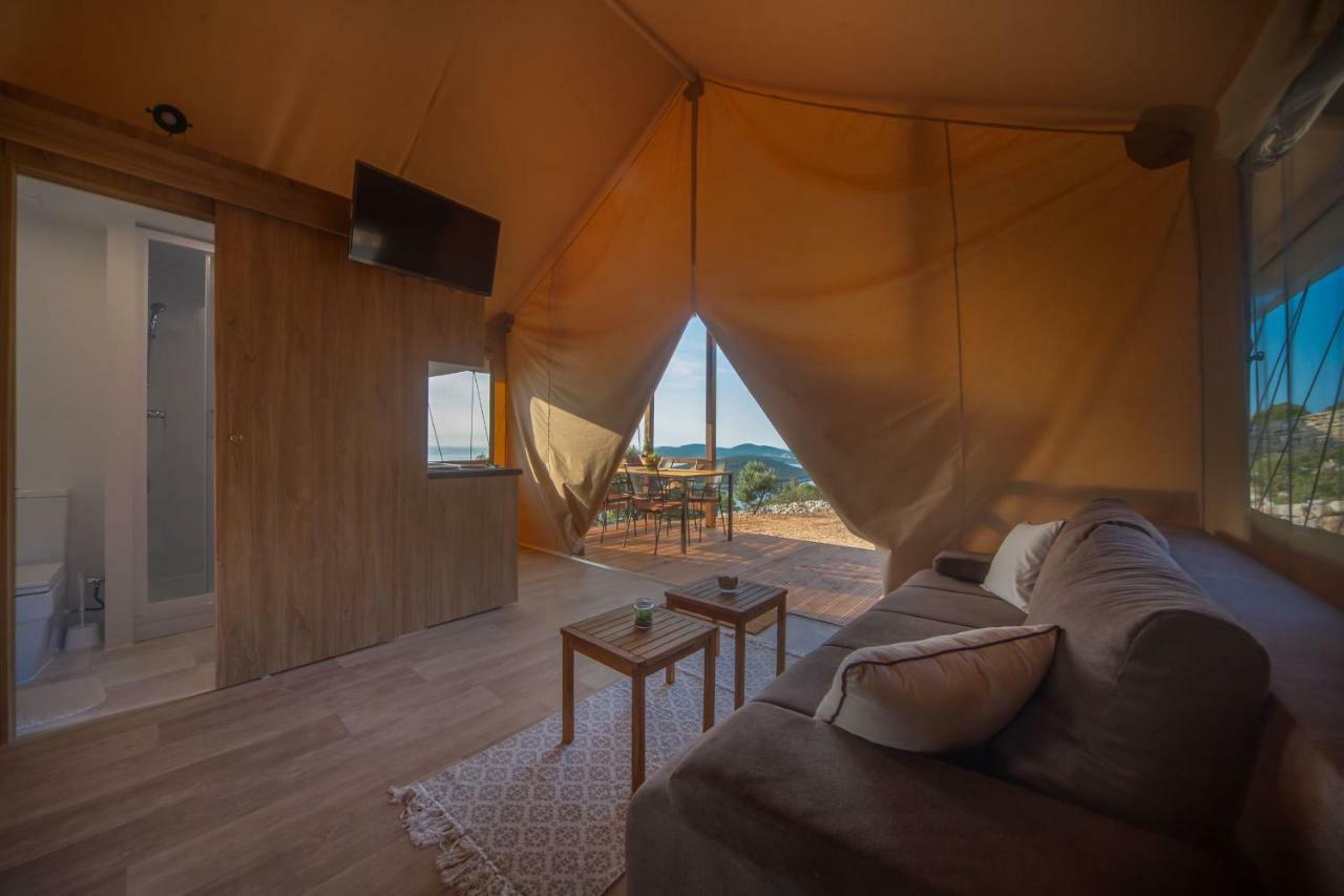 Glamping Tents And Mobile Homes Trasorka Veli Lošinj Exteriör bild
