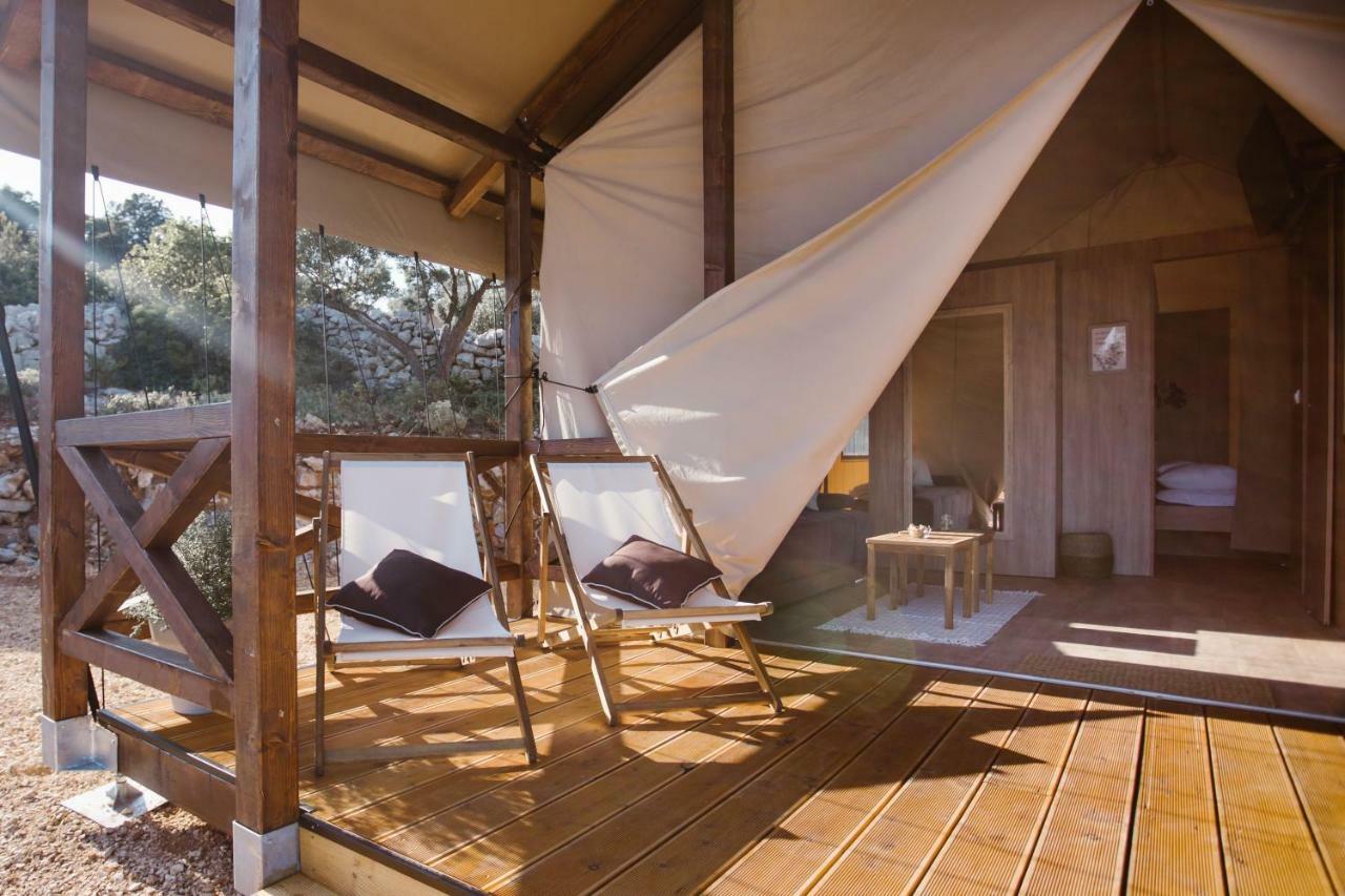 Glamping Tents And Mobile Homes Trasorka Veli Lošinj Exteriör bild