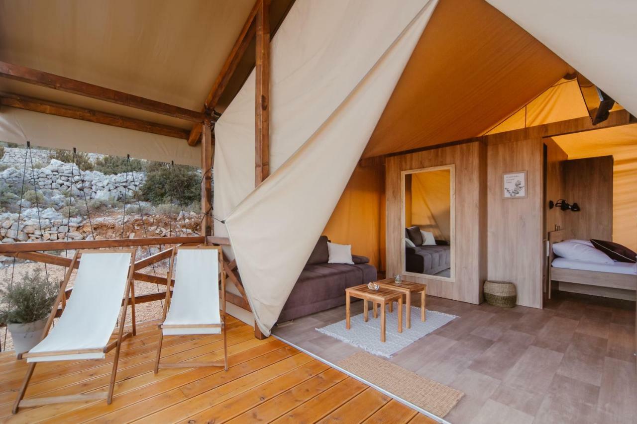 Glamping Tents And Mobile Homes Trasorka Veli Lošinj Exteriör bild